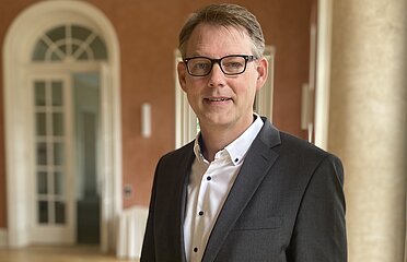 Verwaltungsdirektor in einer historischen Halle