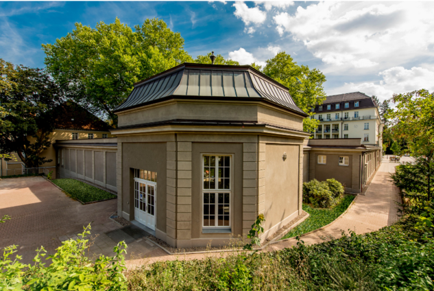 Historischer Schmuckbau und Ein-/Ausgang der Wandelhalle mit dem Fürstenhof verbunden und im Hintergrund.